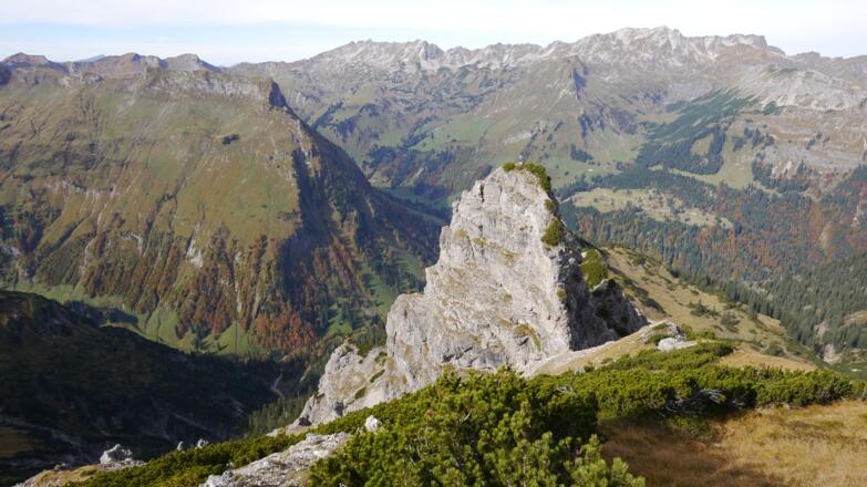 Aufstieg zum Sattelkopf mit Blick zum Felsturm des Sattelköpfle