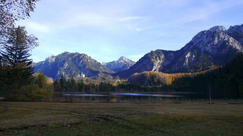 Schwansee - dahinter Schloss Neuschwanstein, Tegelberg, Hoher Straußberg und Säuling