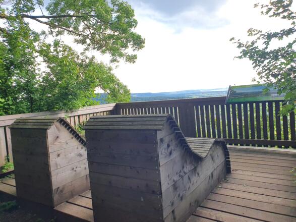 Aussichtspunkt Ruine Stollburg Sonnenliege und Panoramatafel