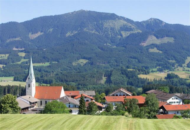 Törwang mit der Hochries im Hintergrund.