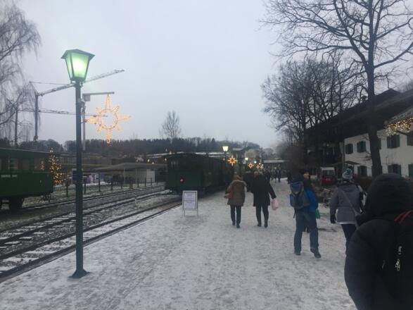 Der Chiemseebahn-Dampfzug in der Weihnachtszeit