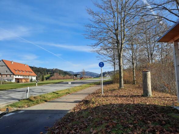 Römischer Meilenstein (Nachbildung)  Bushaltestelle