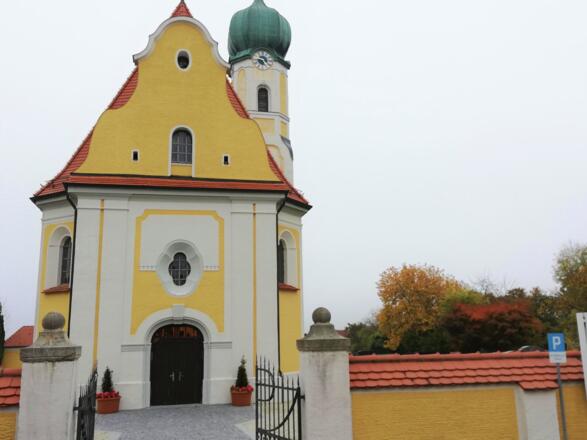 Eingang der Filialkirche St. Jakobus der Ältere in Oberhaindlfing