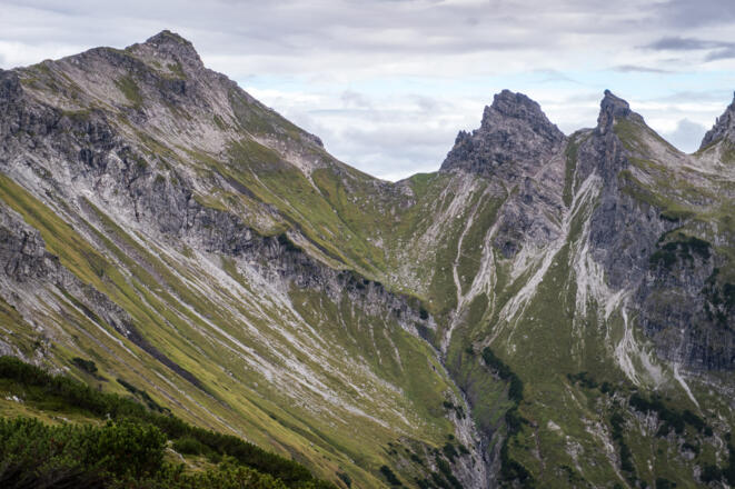 Links die Jochspitze, rechts die Höllhörner, die wenn überhaupt bei Kletterern bekannt sind.