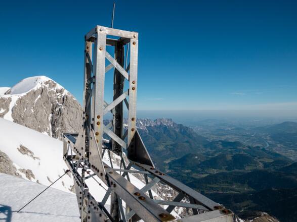Blick übers Kreuz auf Göll und Untersberg bis ins Flachland.