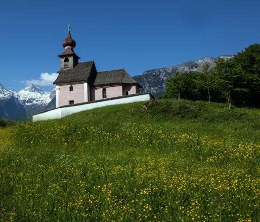 Auer Kirchlein mit den Loferer Steinbergen im Hintergrund