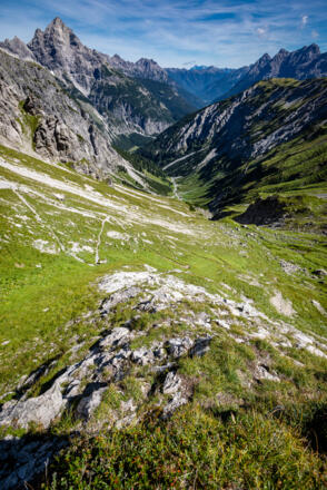 Tiefblick ins Jochbachtal vom Hornbachjoch aus.