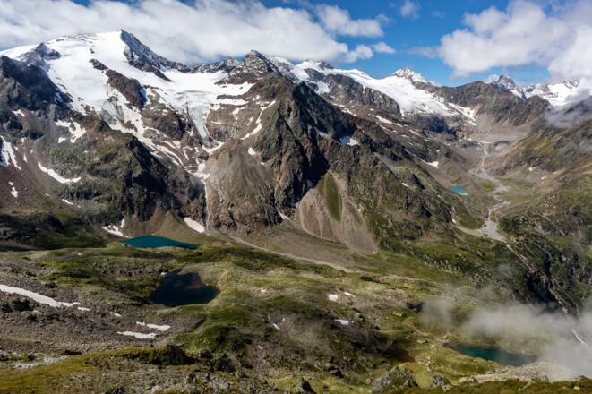 Grünauferner mit Freiger-Gipfel und Grünausee (links) sowie Sulzenauferner (rechts)