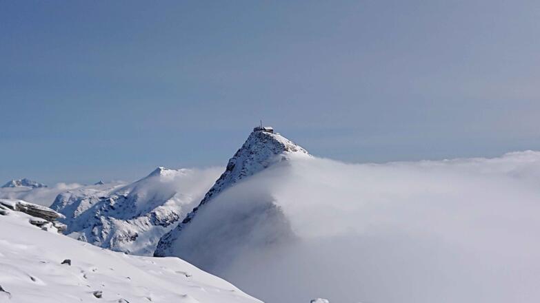 Über den Wolken – der Hohe Sonnblick mit Zittelhaus und Observatorium vom Goldzechkopf.
