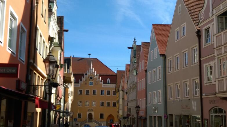 Schleifenroute - Blick auf das Donauwörther Rathaus