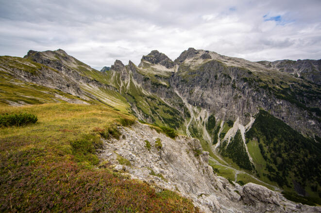 Links am Bildrand die Jochspitze, die Doppelzacken mittig sind die Höllhörner, rechts dann Kleiner und Großer Wilder.