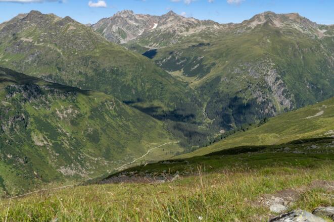 Blick hinunter zur Konstanzer Hütte, am Zusammenschluss von Pfluntal, Schönverwalltal und Fasultal
