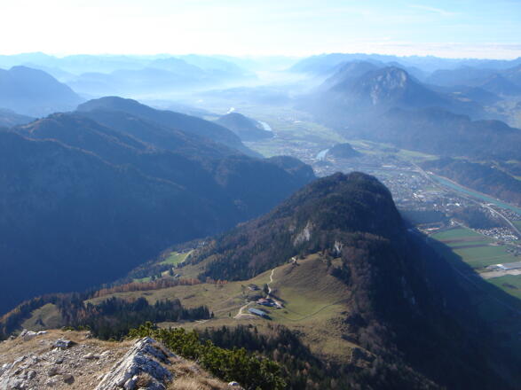 Tiefblick vom Gipfel zur Ritzaualm