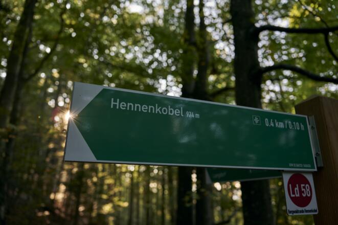 Wanderschild zum Hennenkobel