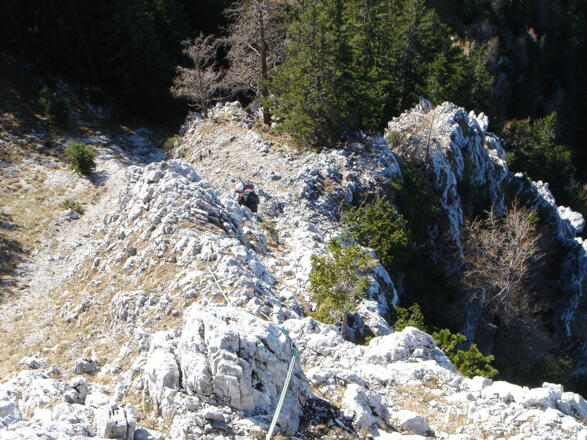Schrofen und brüchiger Fels am Grat