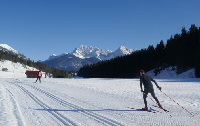 Westlich von Klais öffnet sich das Bergpanorama mit der Soiernspitze und dem Karwendelgebirge.
