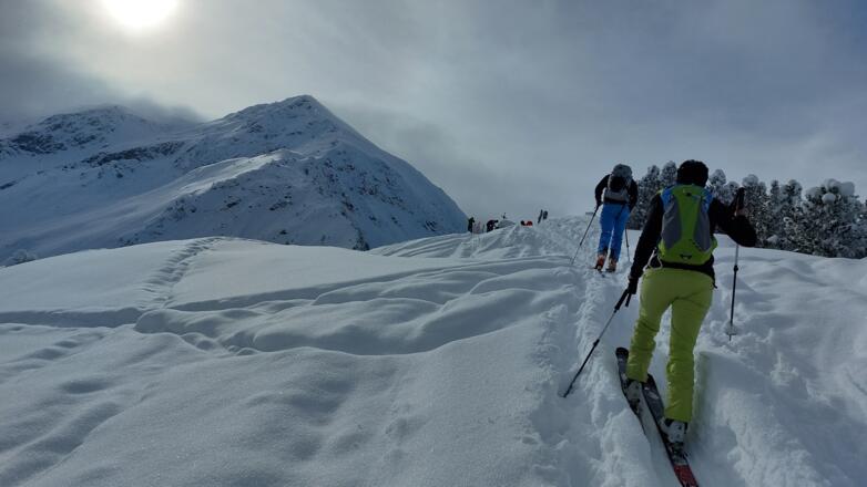 das kleine Gipfelkreuz im Schatten des Galtenberg
