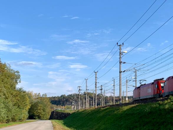 Der Donauradweg neben der Bahn in Melk