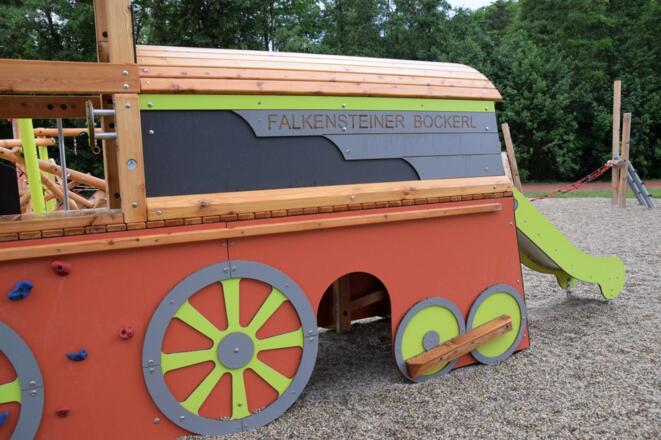 Falkensteiner Bockerl am Spielplatz Wenzenbach