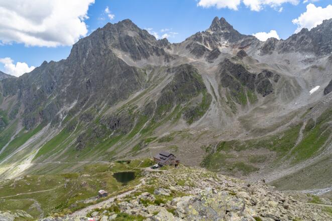 Die mächtige Saumspitze links hinter der Darmstädter Hütte