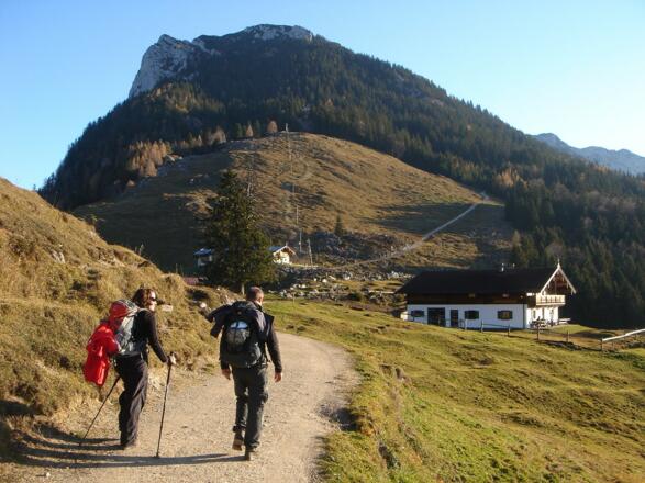 Vor der Ritzaualm, links die Naunspitze