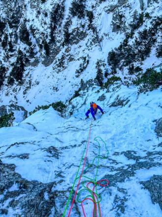 vierte Seillänge (Schnee, Fels, Gras)