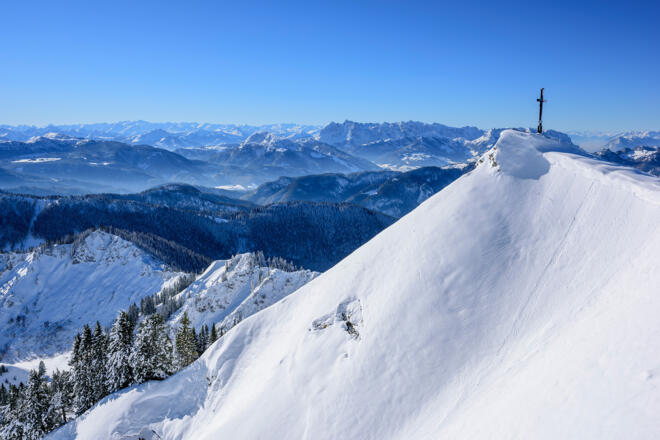 Der 1748 Meter hohe Gipfel, im Hintergrund der Wilde Kaiser