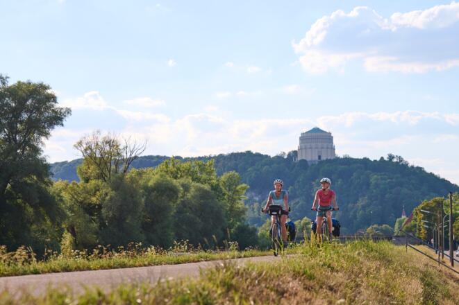 Radfahrerinnen vor der Befreiungshalle in Kelheim