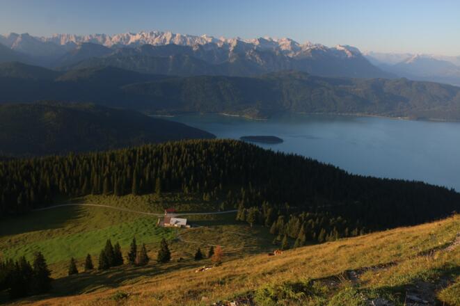 Gipfelrast am Jochberg mit Blick auf den Walchensee