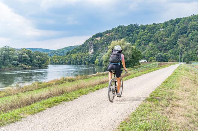 Radfahrerin am Donauradweg bei Oberndorf
