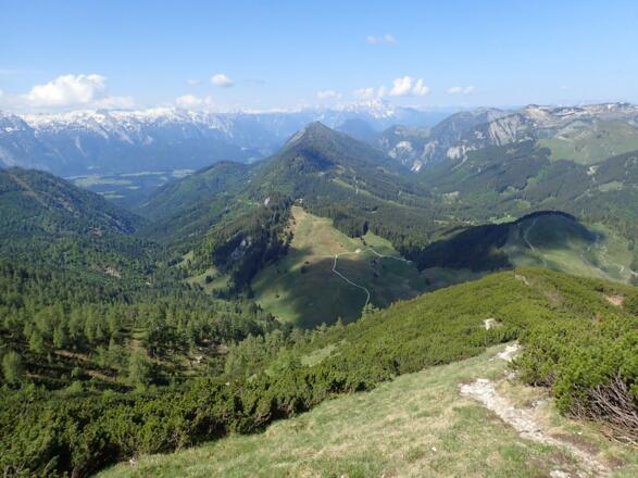 In Bildmitte der Einberg, rechts dahinter der Hohe Göll