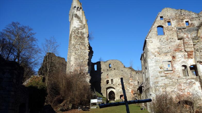 Innenhof der Ruine Schaunburg mit Bergfried ~415m