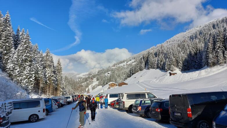 großer gebührenpflichtiger Rodler und Tourengeher Parkplatz