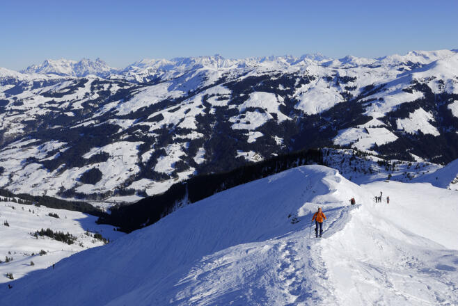 Am Grat entlang zum Gipfel, hinten schweift der Blick auf die Loferer, Berchtesgadener und ganz rechts zu den Hängen des Schwarzkogels