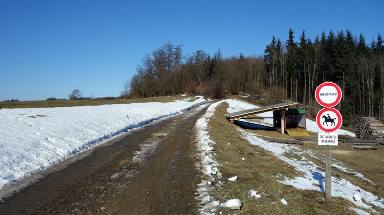 Am Ziehweg zum Wald (Schaumberg ~540m), dann links am Waldrand ab.