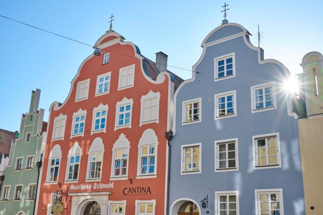 Bunte Häuserfassaden in der historischen Altstadt von Landshut