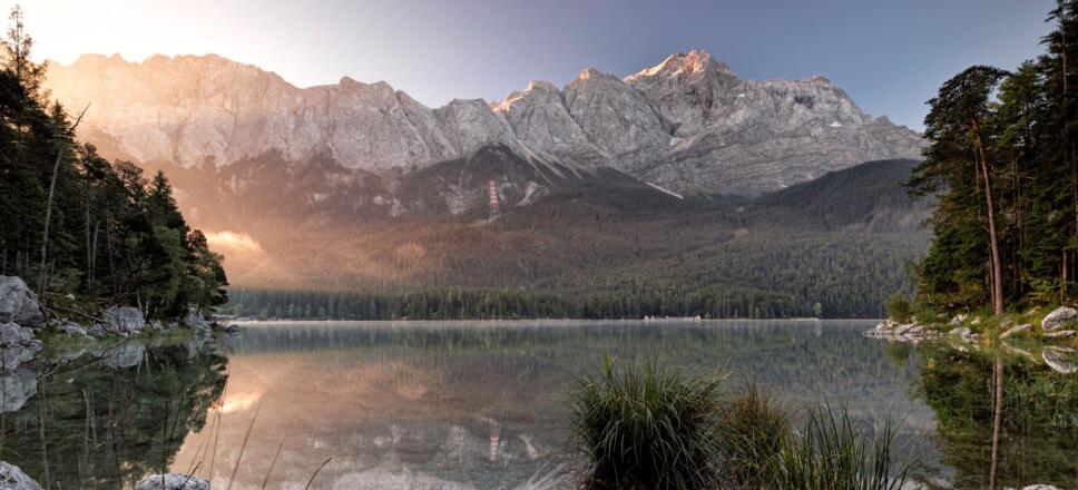 Der Eibsee gehört mit seinem klaren, grün getönten Wassers als einer der schönsten Seen Bayerns.