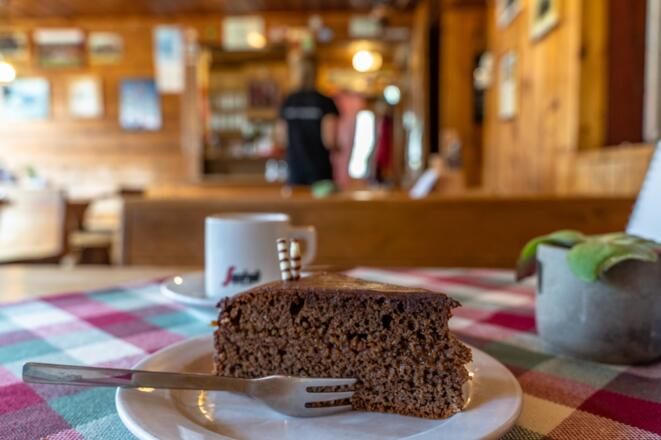 Belohnung nach dem langen Aufstieg: ein Schokokuchen in der urigen Stube
