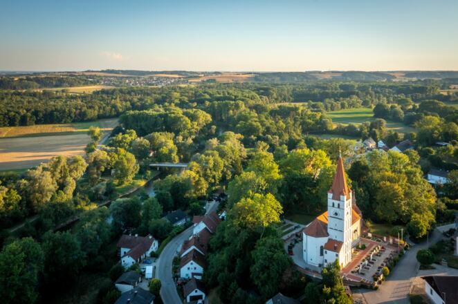 Ampertal bei Inkofen mit Amperbrücke und Filialkirche St. Michael