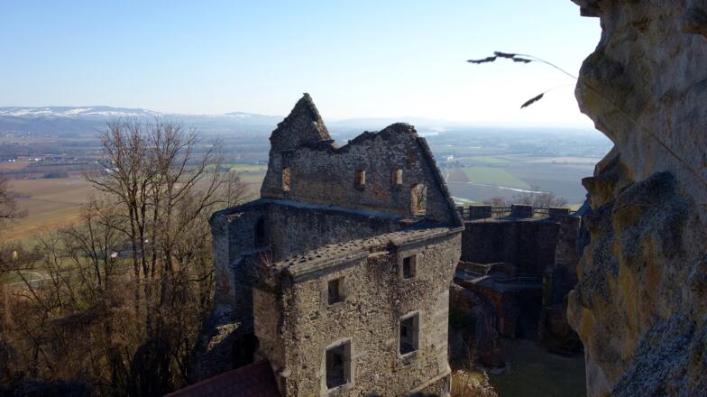 Blick vom Bergfried ü. das Wohngebäude, Lichtenberg hinten links