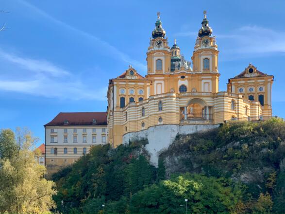 Stift Melk auf dem steil abfallenden Felsplateau