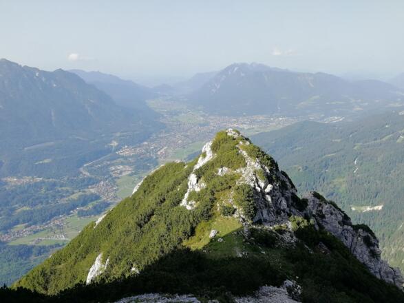Mannl mit schönem Blick auf Garmisch