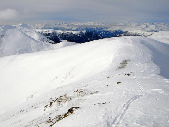 Blick vom höchsten Punkt zur westlichen Gratkuppe