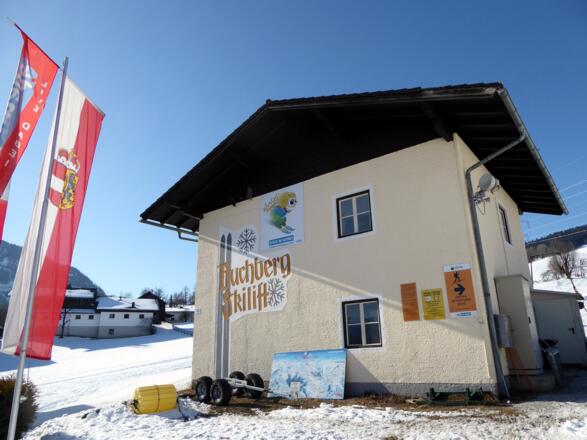 Bei der Buchberg-Skilift-Talstation hält der Bus, der Tourengeher-Anstieg verläuft nach rechts.