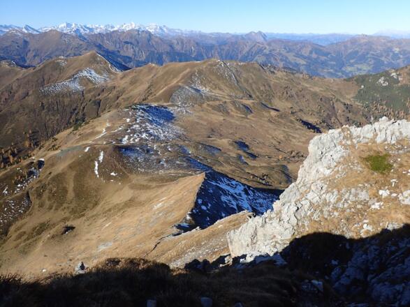 Tiefblick über die Südwestflanke