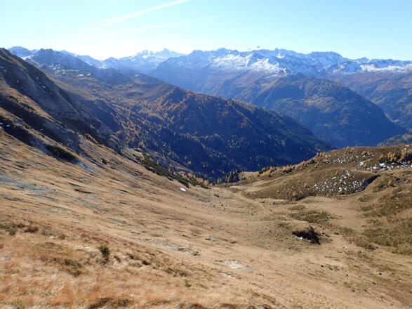Blick über das Abstiegskar zur Hochalmspitze und zum Ankogel