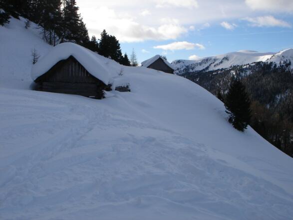 Almhütten etwa in der Mitte des Anstieges