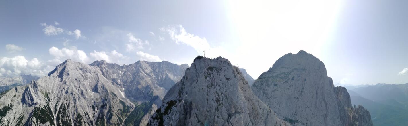 Mittig der Kleine Waxenstein, rechts daneben der Große Bruder. Links im Bild die Alpspitze.