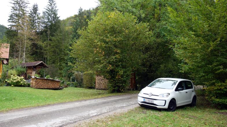 Ein Parkplatz beim Fahrverbot vor der Brücke.