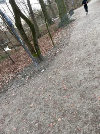 Plastikmüll am Gehweg